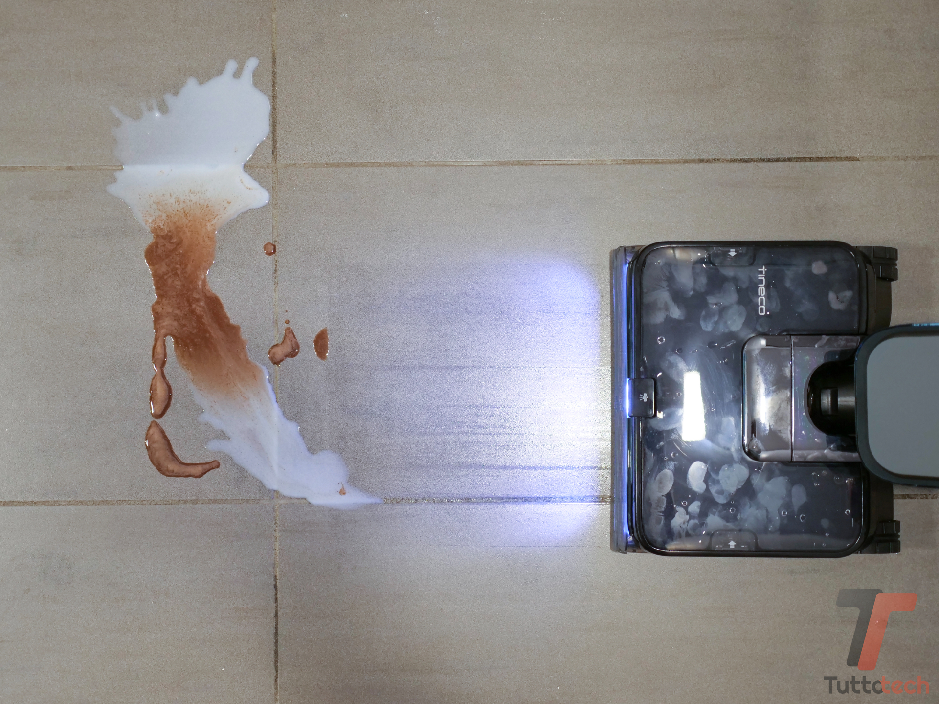 Recensione Tineco Floor One S9 Scientist: raschietto e spruzzo contro liquidi e macchie 10