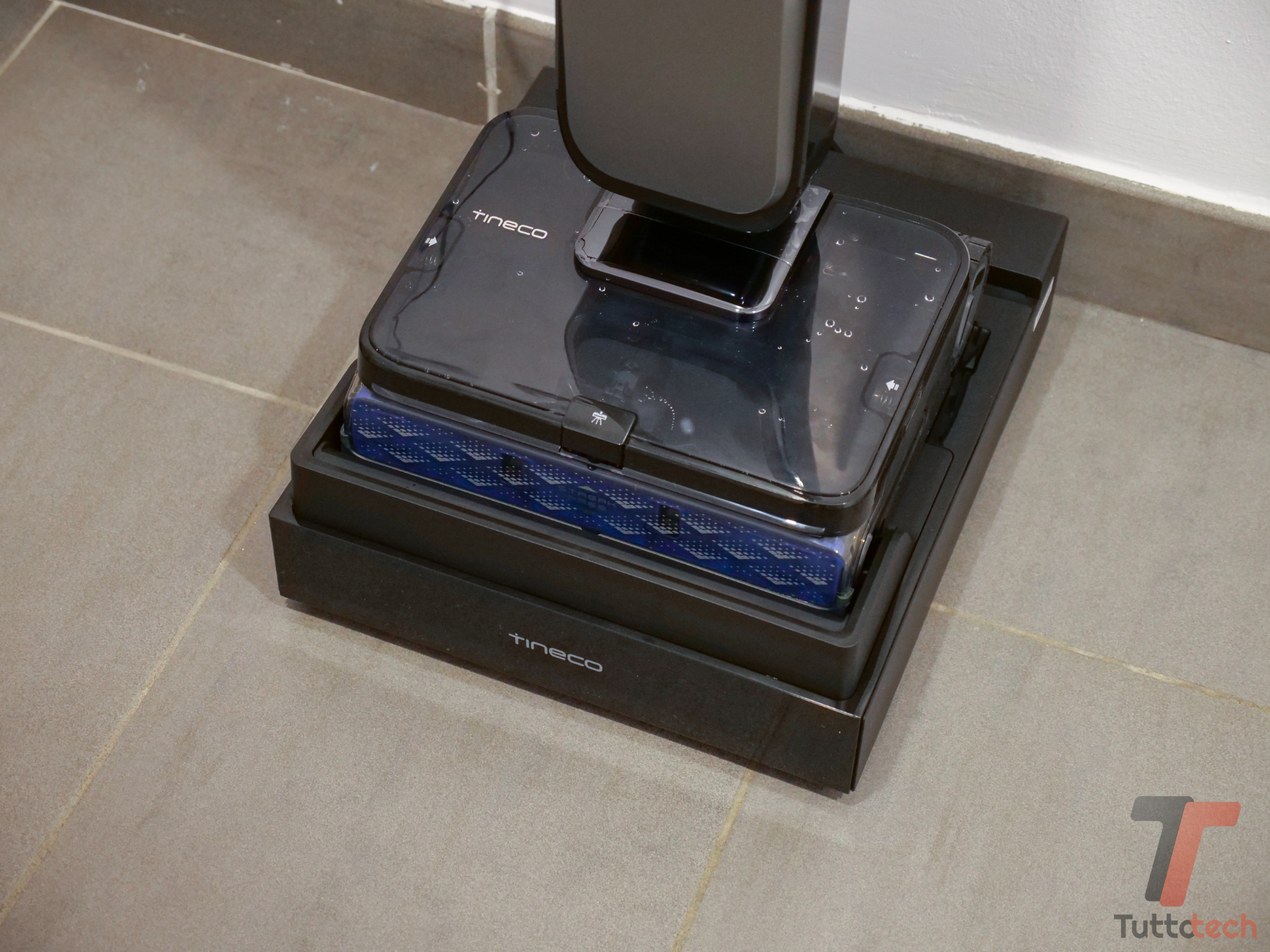 Recensione Tineco Floor One S9 Scientist: raschietto e spruzzo contro liquidi e macchie 4