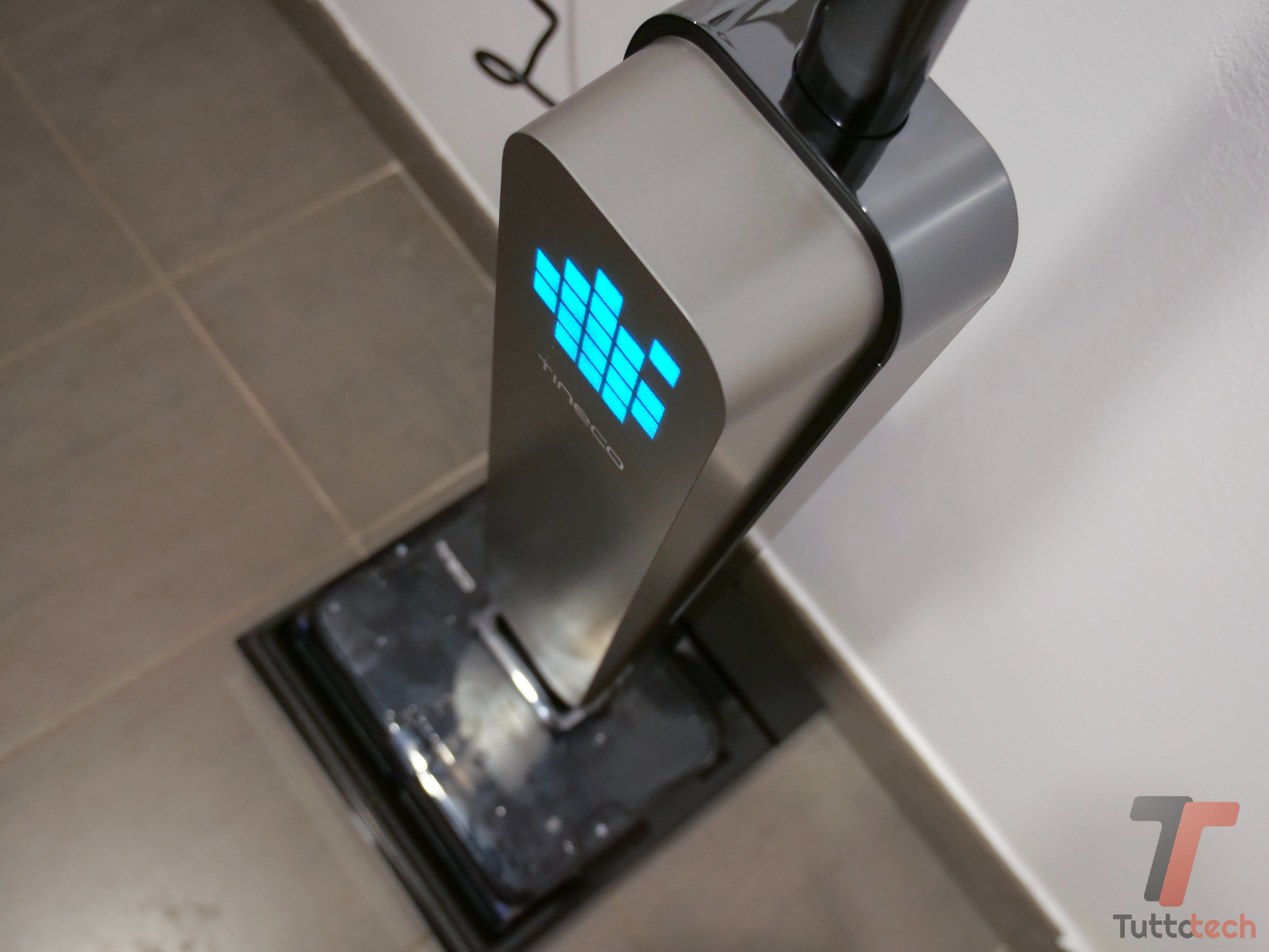 Recensione Tineco Floor One S9 Scientist: raschietto e spruzzo contro liquidi e macchie 5