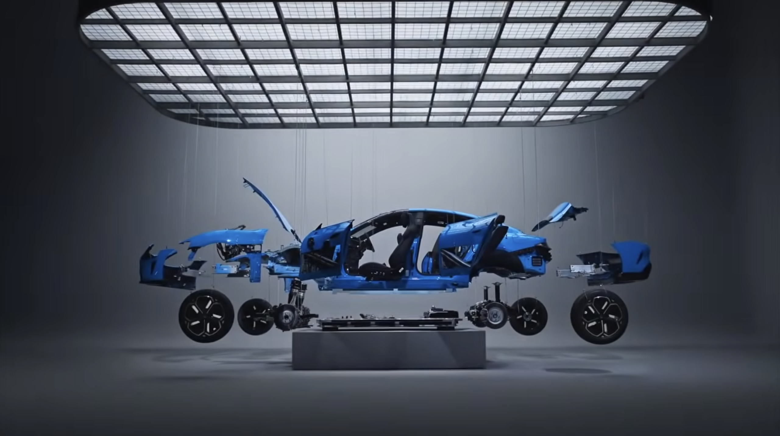 Il CEO di Xiaomi smonta la SU7 in diretta per 3 ore: ecco cosa si nasconde sotto la carrozzeria 4