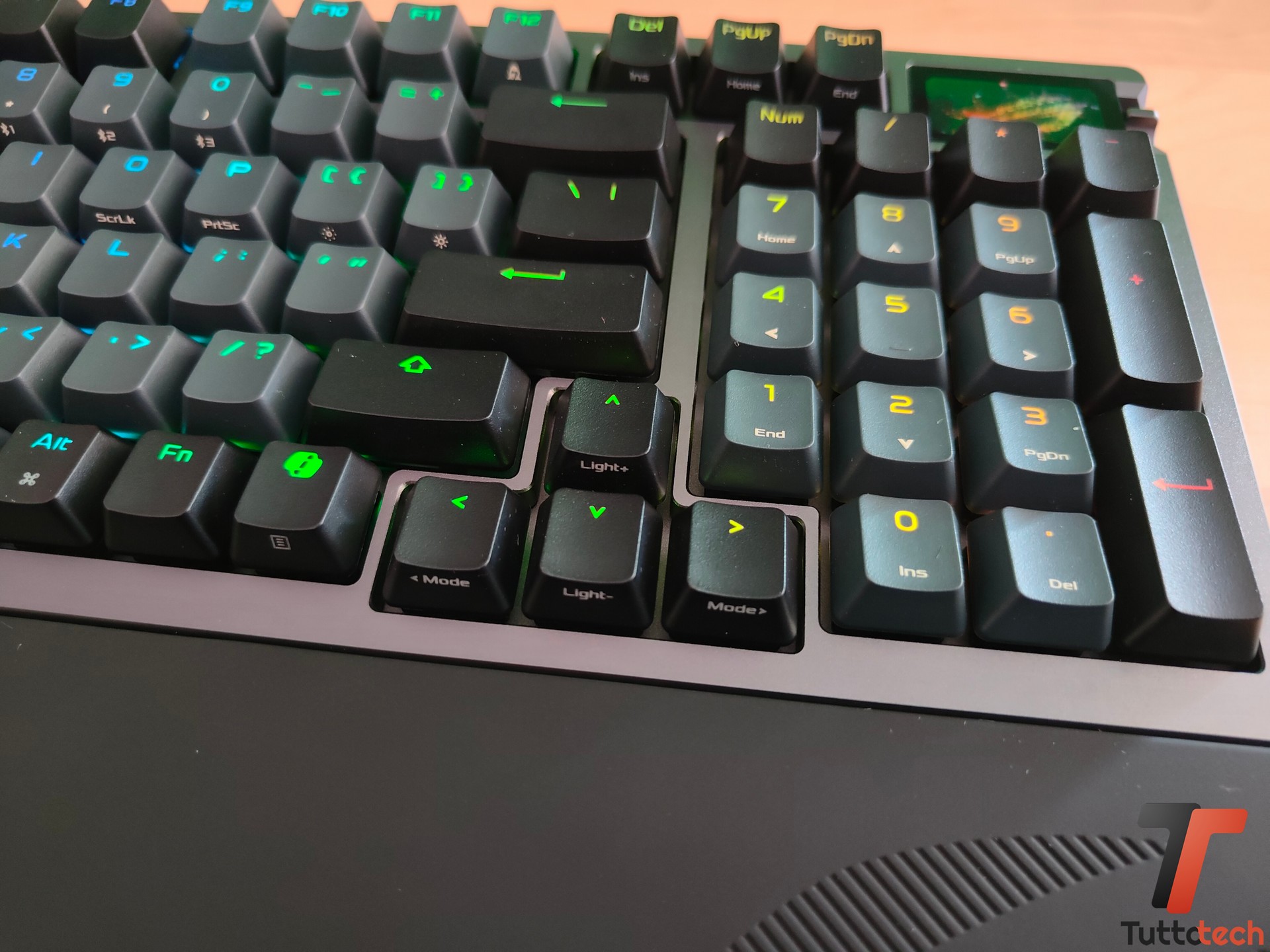 Recensione ASUS ROG Azoth 96 HE: la tastiera gaming definitiva? Quasi, ma non per tutti 31