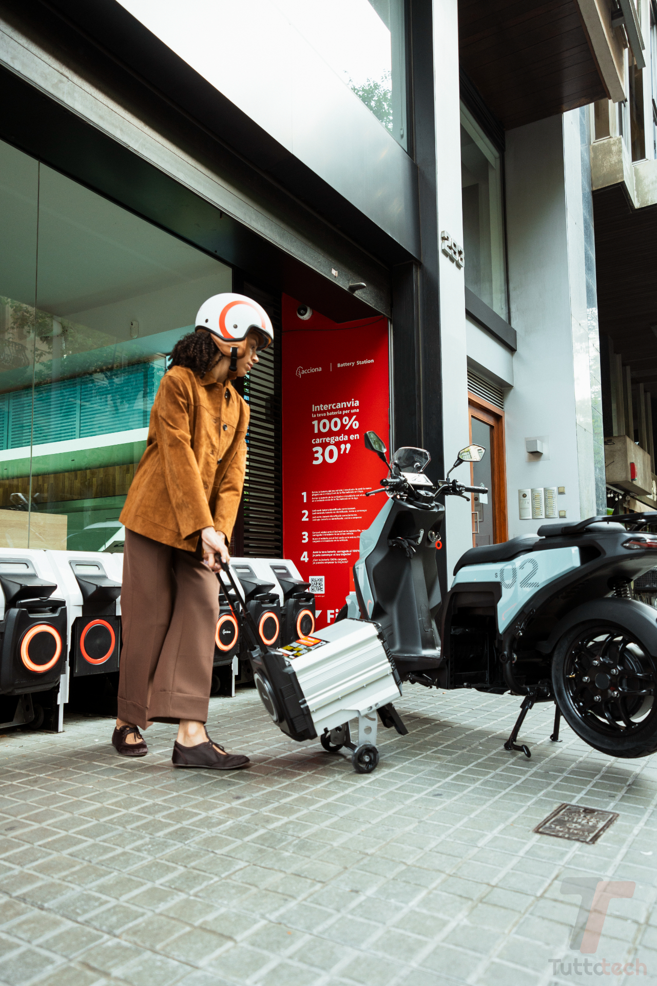 Abbiamo guidato Silence S02: lo scooter elettrico che cerca di risolvere il problema della ricarica 6