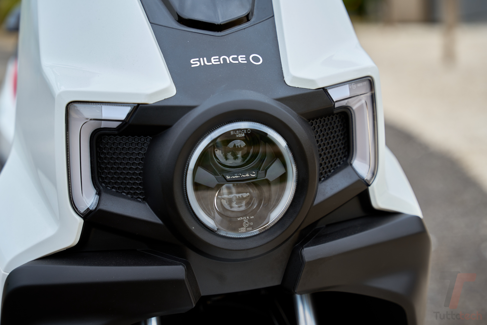 Abbiamo guidato Silence S02: lo scooter elettrico che cerca di risolvere il problema della ricarica 5