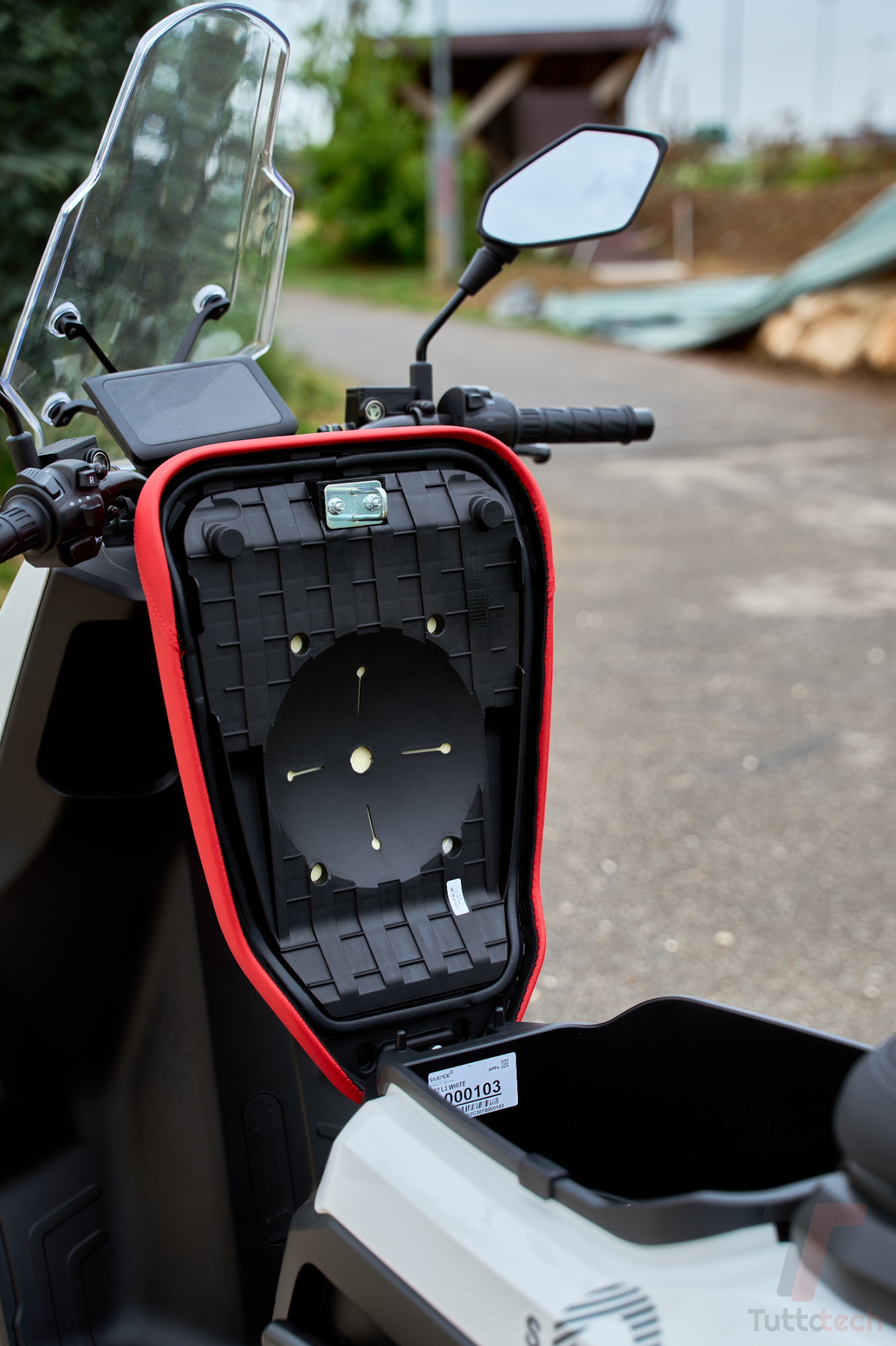 Abbiamo guidato Silence S02: lo scooter elettrico che cerca di risolvere il problema della ricarica 4