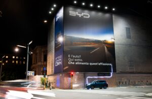 BYD illumina Milano con un'affissione alimentata dall'auto: l'ATTO 2 DM-i protagonista in Via Senato 2