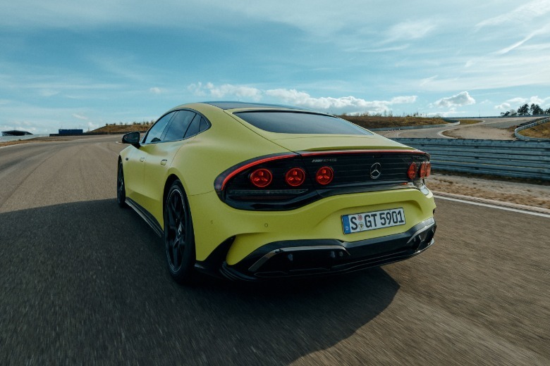 Mercedes-AMG presenta la GT 4-Door elettrica da 1.153 CV e lancia la sfida alla Porsche Taycan 1