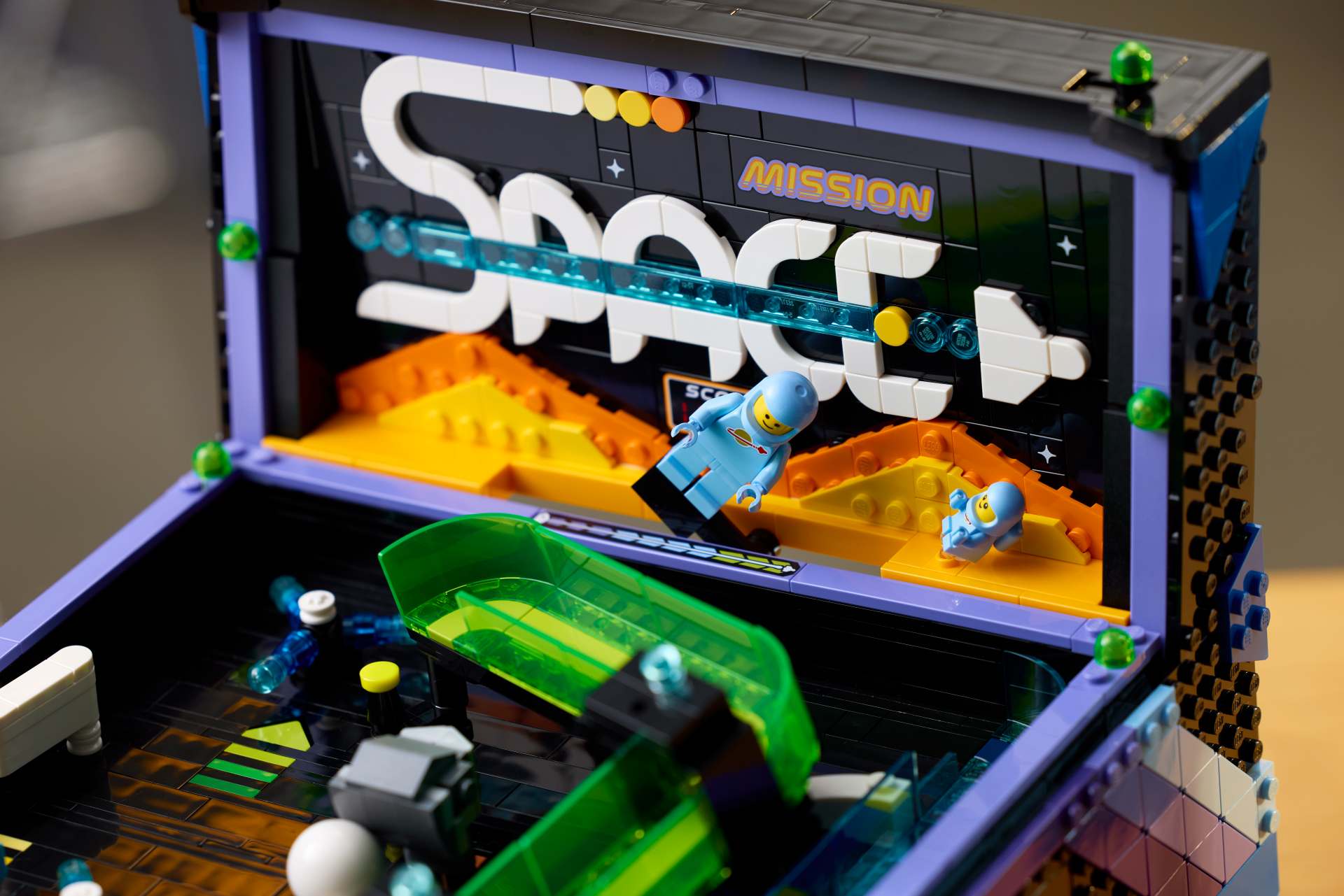LEGO Icons Flipper, il primo flipper di mattoncini funzionante porta lo spazio in sala giochi 5