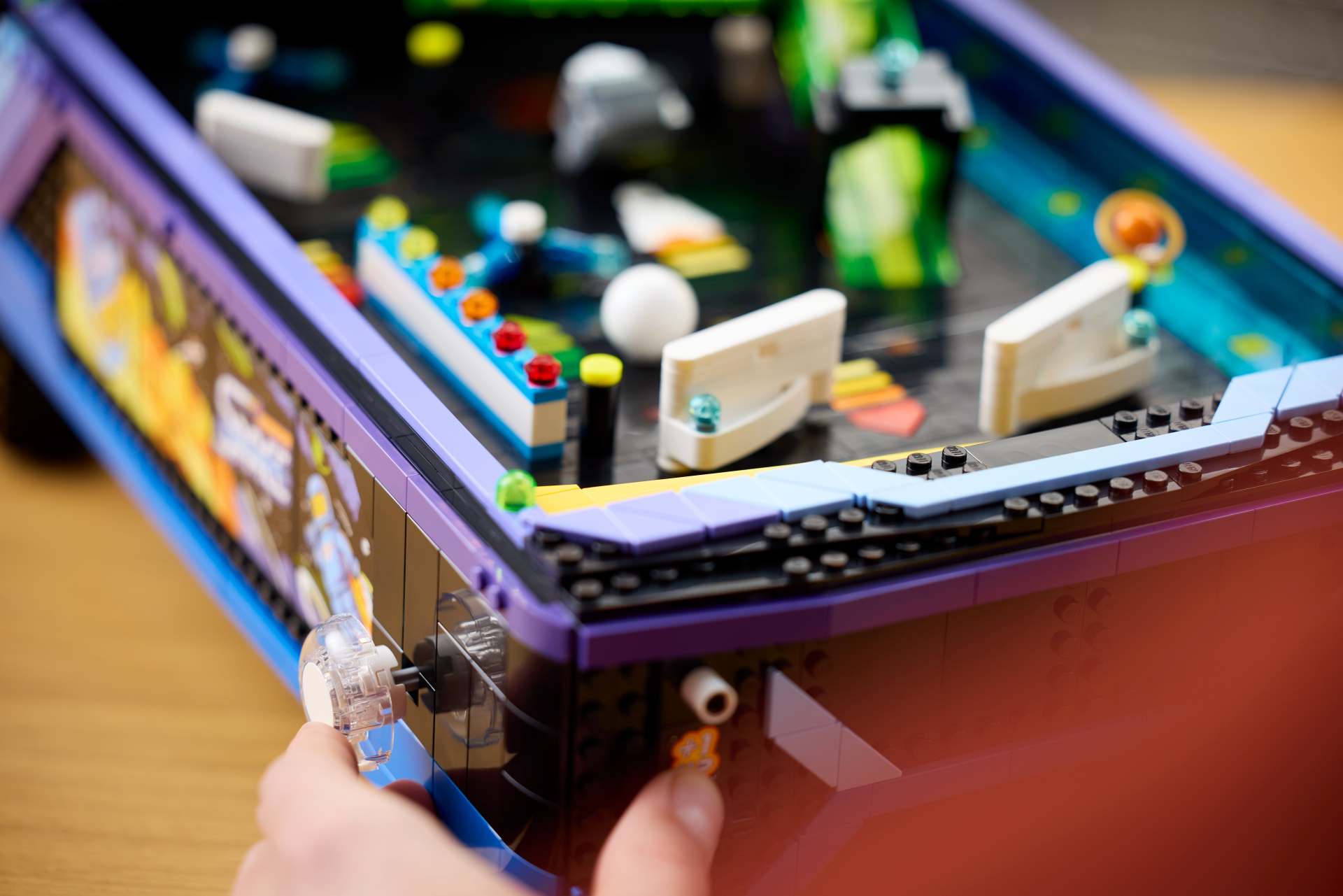 LEGO Icons Flipper, il primo flipper di mattoncini funzionante porta lo spazio in sala giochi 4