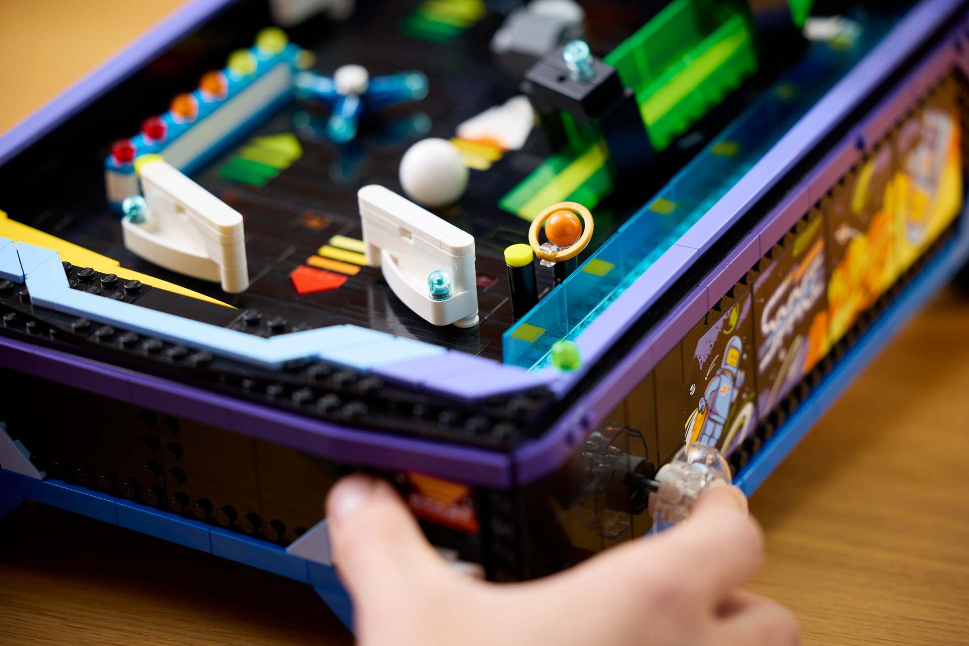 LEGO Icons Flipper, il primo flipper di mattoncini funzionante porta lo spazio in sala giochi 6