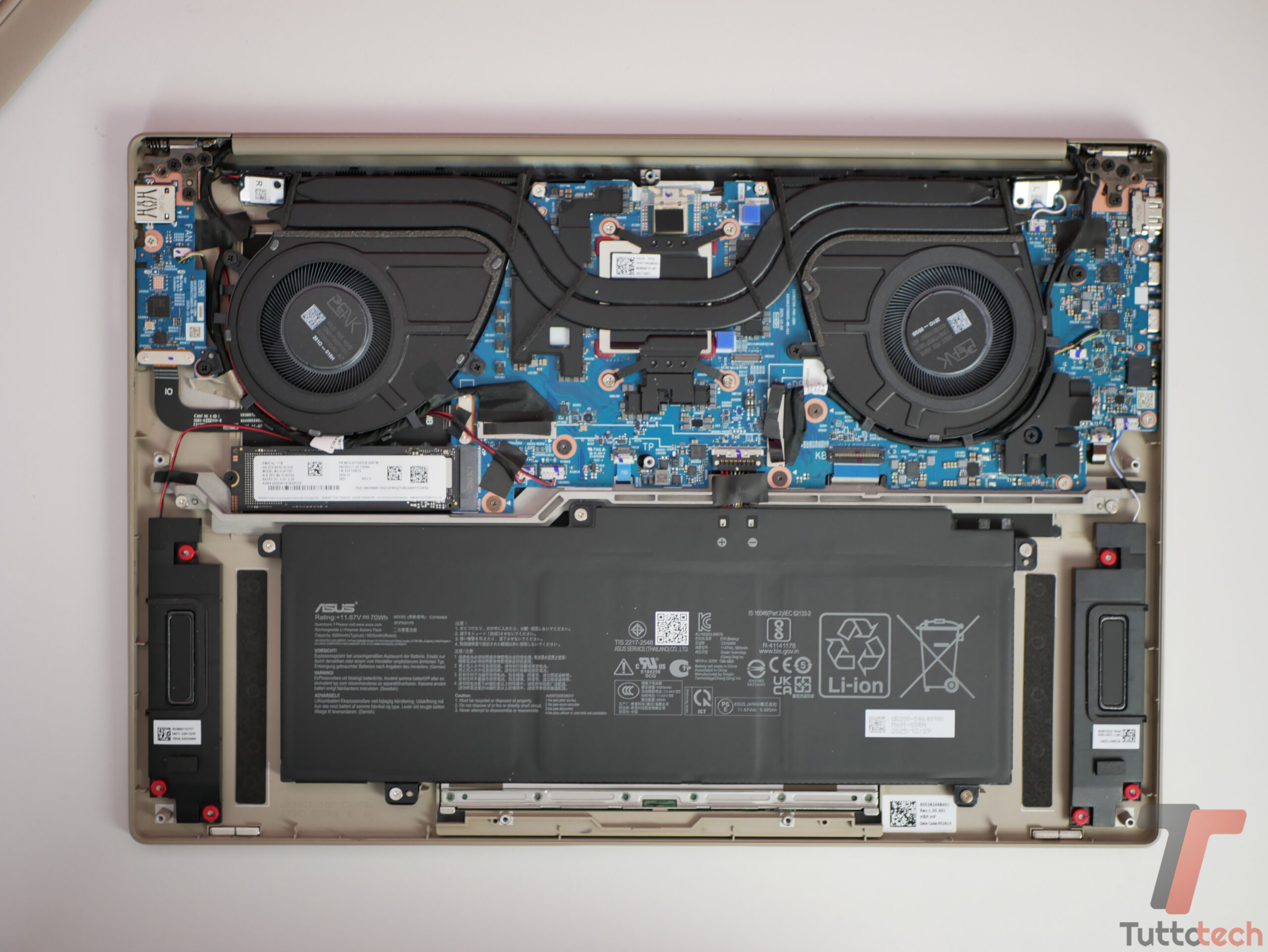 Recensione ASUS Zenbook A16: lo Snapdragon X2 Elite Extreme spinge ma va compreso 3