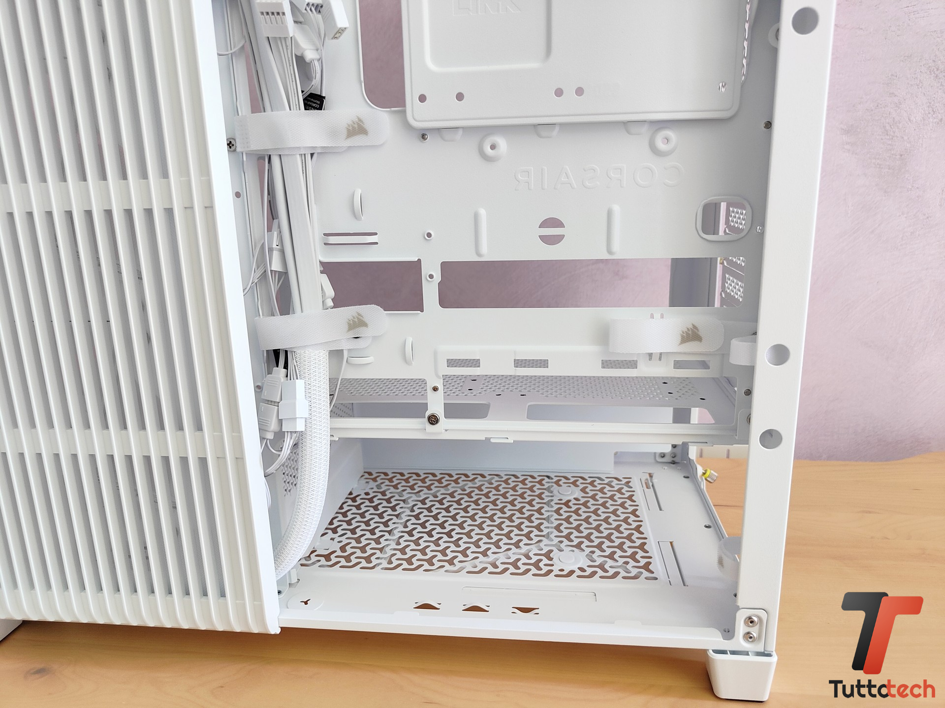 Recensione Corsair FRAME 4500X RS-R ARGB: il case panoramico che punta tutto su design e airflow 13
