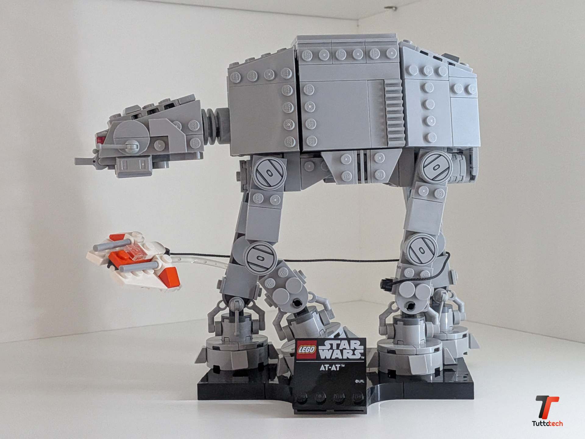 Recensione LEGO Star Wars AT-AT 75440, il colosso di Hoth che sta su una scrivania 1