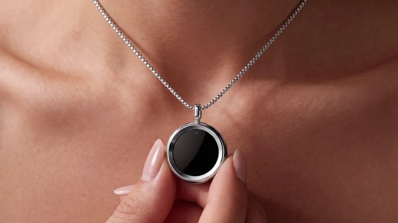 Una ex dirigente Fitbit lancia The Gem: una collana smart che monitora l'esposizione ai raggi UV
