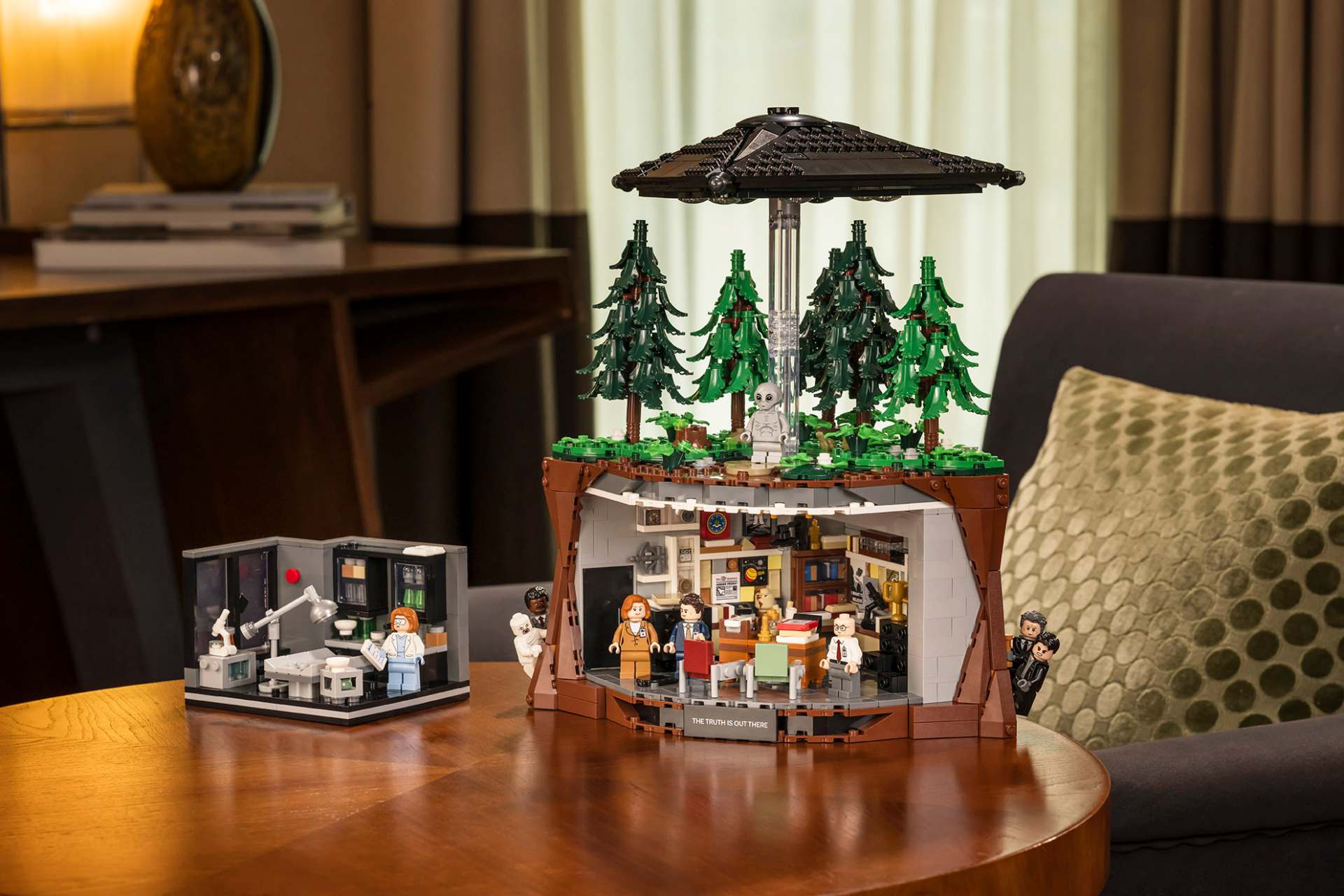 LEGO trasforma l'ufficio di Mulder in un set, e richiama Gillian Anderson per l'occasione 7