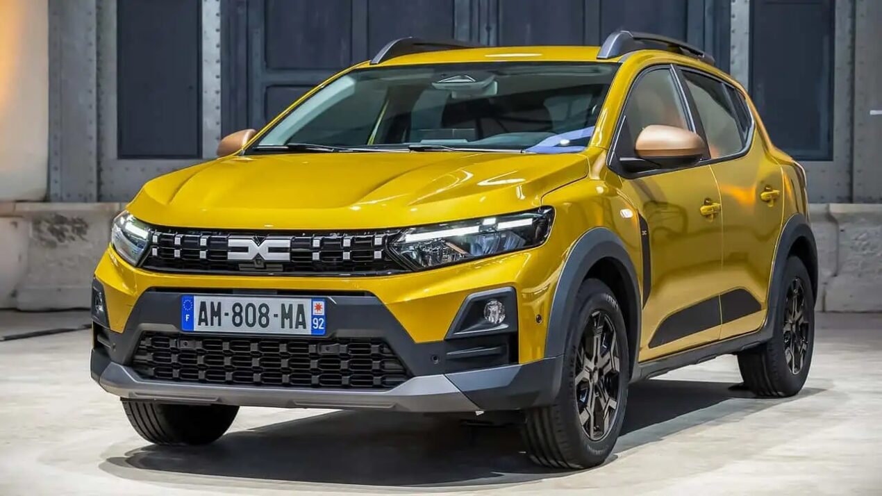 Dacia Sandero Stepway diventa full hybrid, si parte da 20.800€