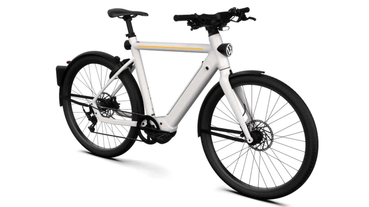 Volkswagen lancia una e-bike che punta forte sulla sicurezza con telecamera posteriore e casco smart
