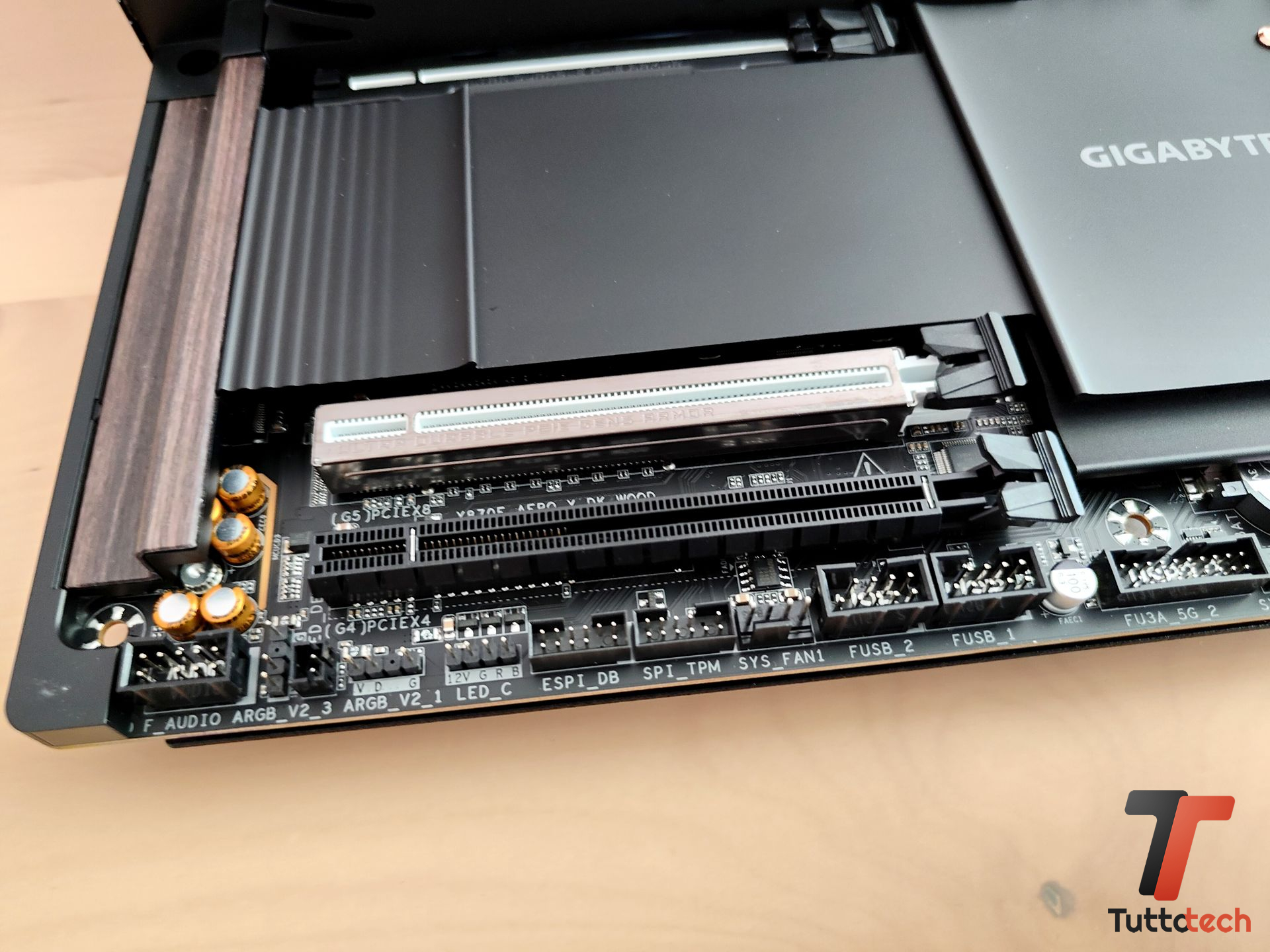Recensione GIGABYTE X870E AERO X3D DARK WOOD: la scheda madre AM5 che unisce prestazioni e design 11