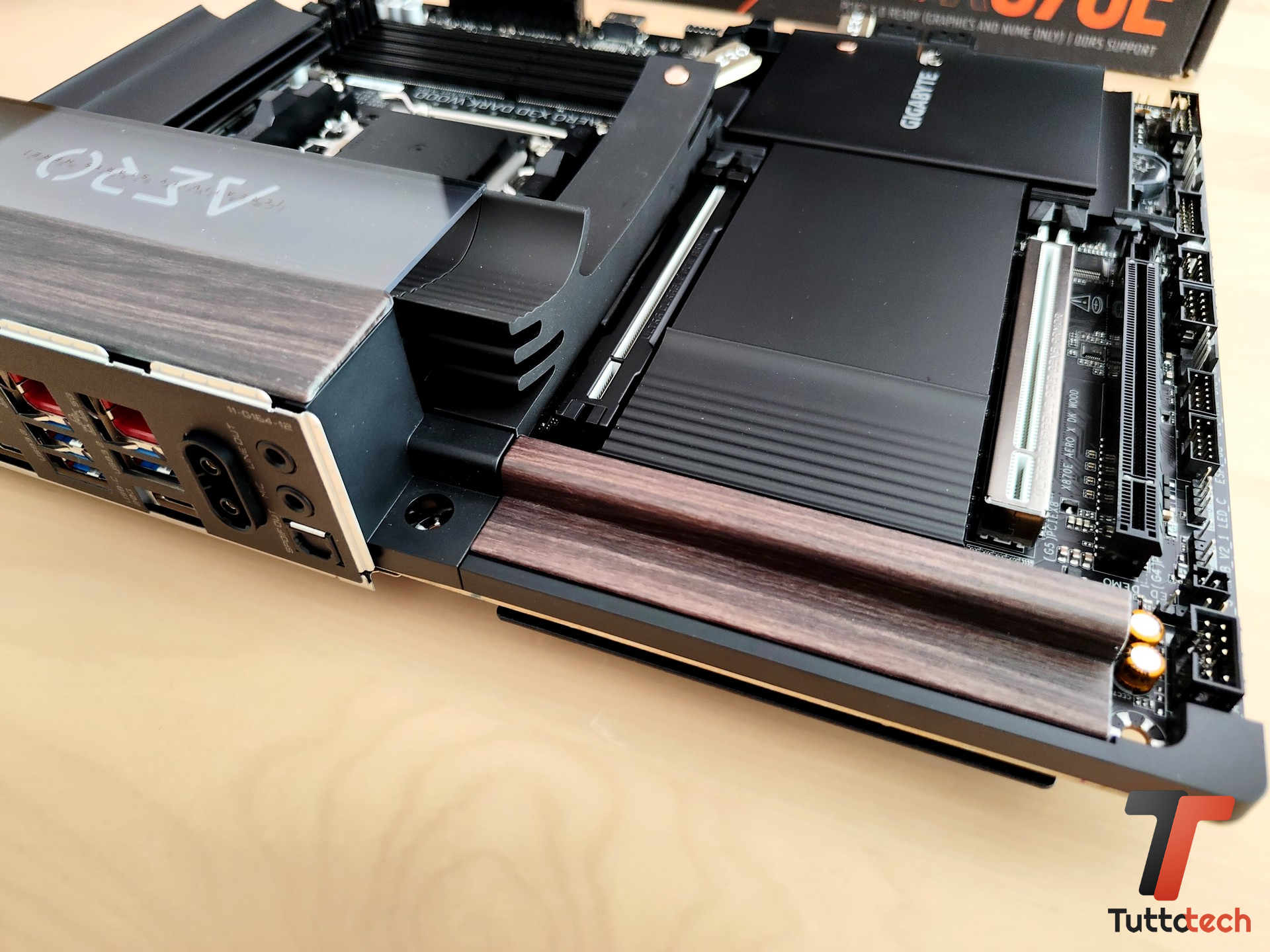 Recensione GIGABYTE X870E AERO X3D DARK WOOD: la scheda madre AM5 che unisce prestazioni e design 10