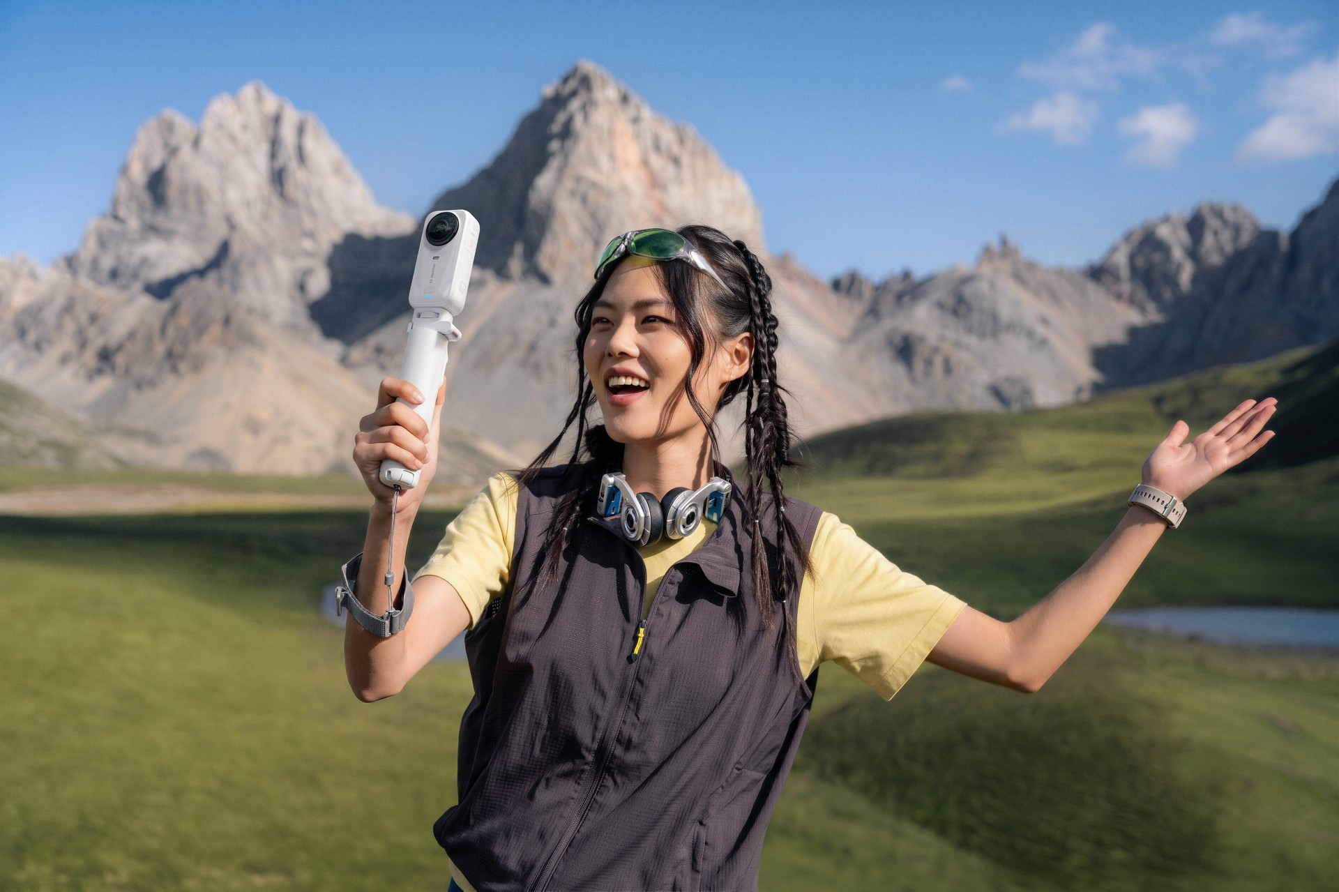 Insta360 X6 ufficiale: è la nuova 360 top di gamma che punta su qualità, autonomia e AI 4