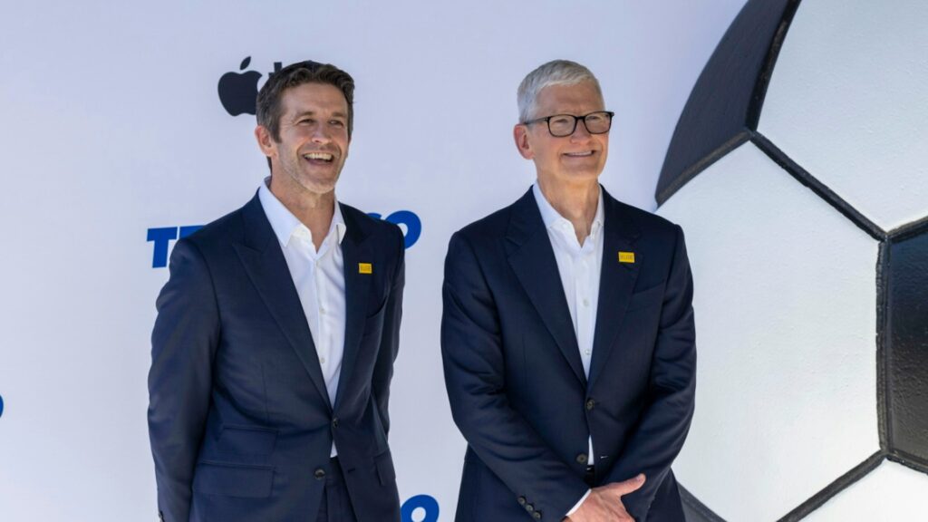 Tim Cook lascia Apple, da domani John Ternus è il nuovo CEO 1