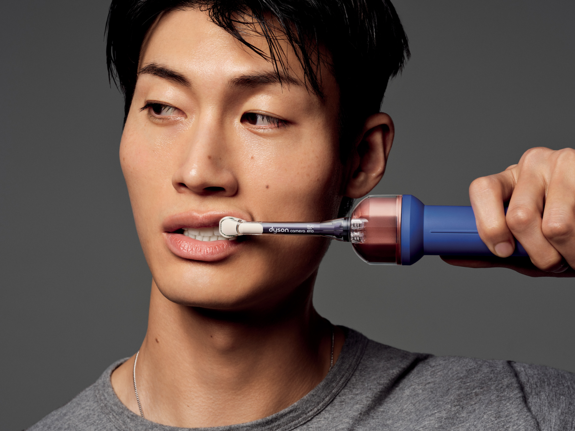 Dyson CameraJet: arriva lo spazzolino-spia che scova la placca dove il filo interdentale non arriva 3