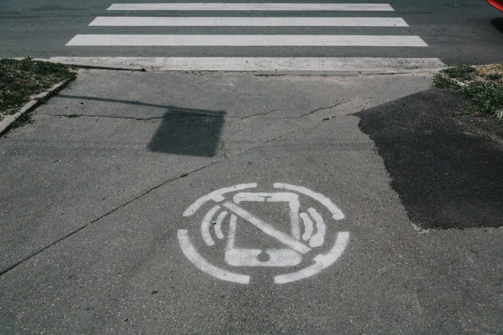 Multe per chi attraversa con lo smartphone: il nuovo Codice della strada contro le distrazioni