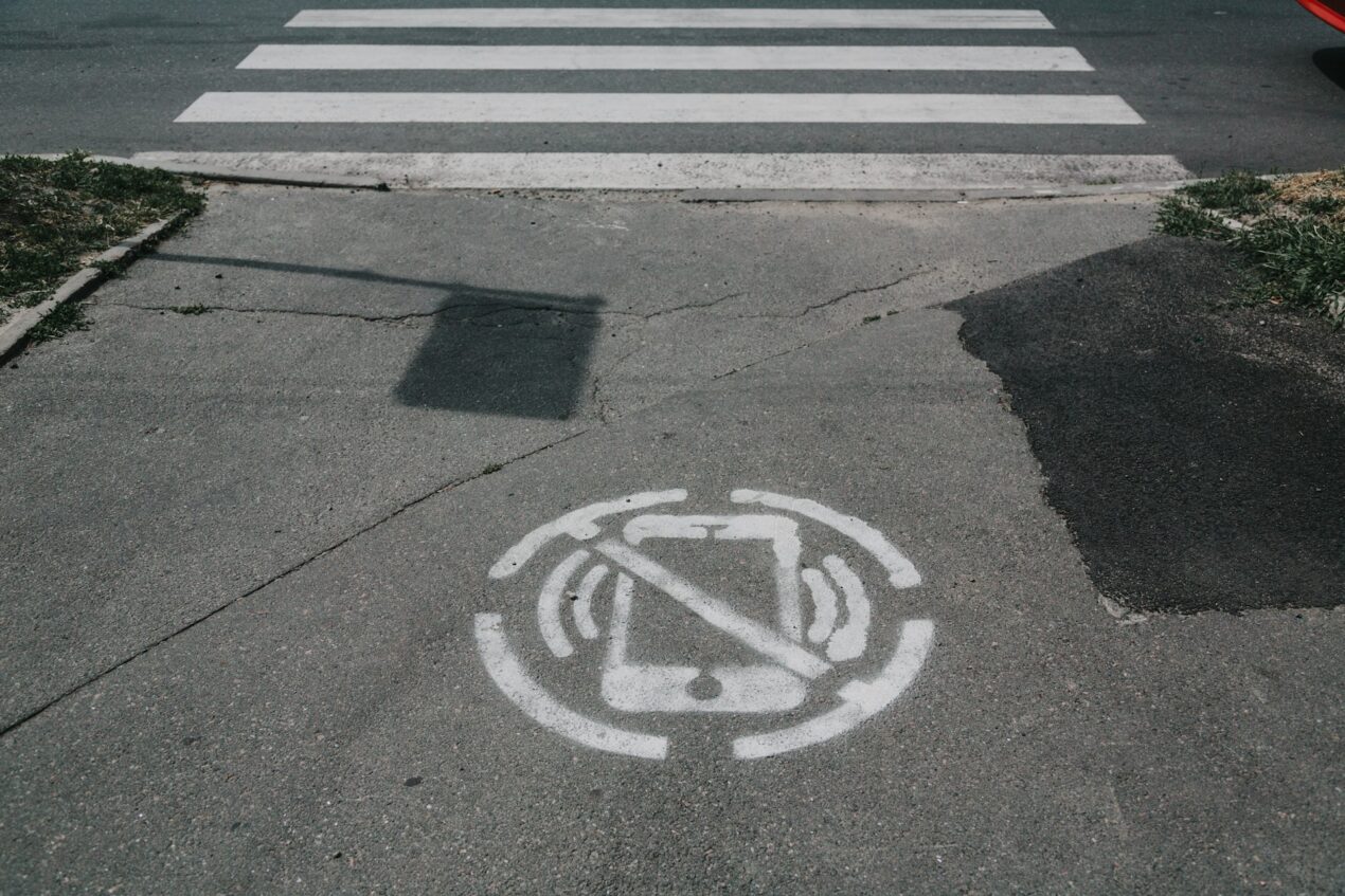 Multe per chi attraversa con lo smartphone: il nuovo Codice della strada contro le distrazioni