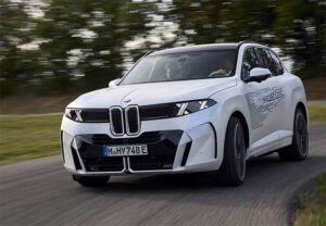 BMW iX5 Hydrogen, idrogeno in serie dal 2028: 750 km e ricarica in 5 minuti 4