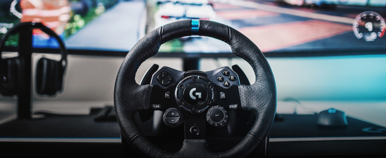 Alla LogiPLAY 2026 debuttano anche le nuove periferiche per il sim racing e Logitech Yeti 2 5