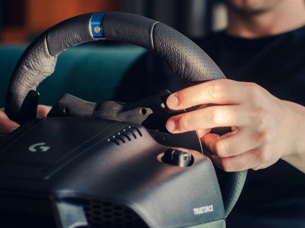 Alla LogiPLAY 2026 debuttano anche le nuove periferiche per il sim racing e Logitech Yeti 2 7