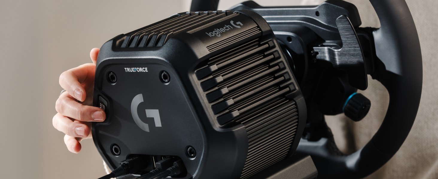 Alla LogiPLAY 2026 debuttano anche le nuove periferiche per il sim racing e Logitech Yeti 2 9