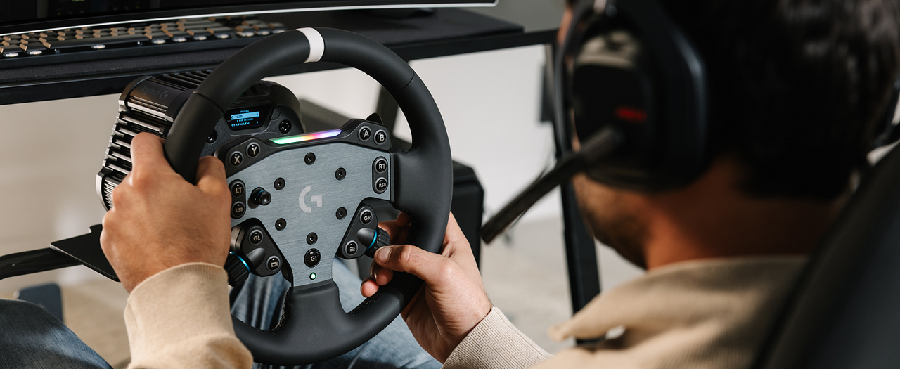 Alla LogiPLAY 2026 debuttano anche le nuove periferiche per il sim racing e Logitech Yeti 2 8