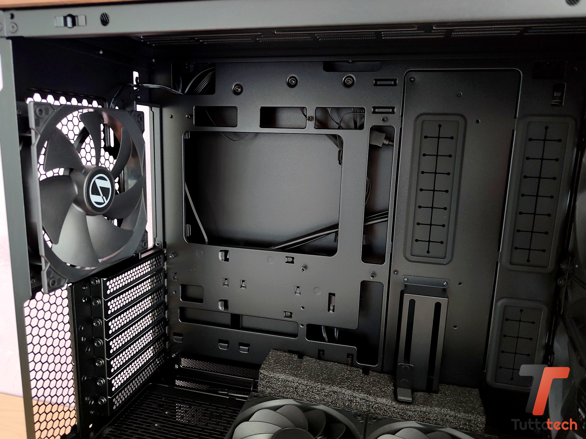 Recensione Lian Li Lancool 217: airflow ottimizzato al meglio e un design che non rinuncia alla praticità 11