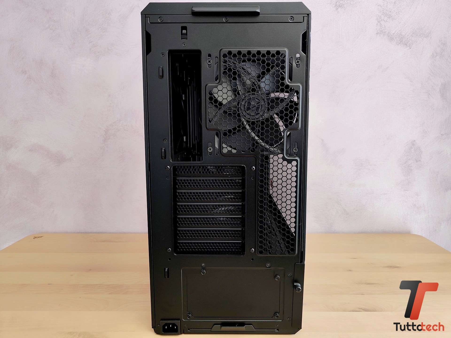 Recensione Lian Li Lancool 217: airflow ottimizzato al meglio e un design che non rinuncia alla praticità 15