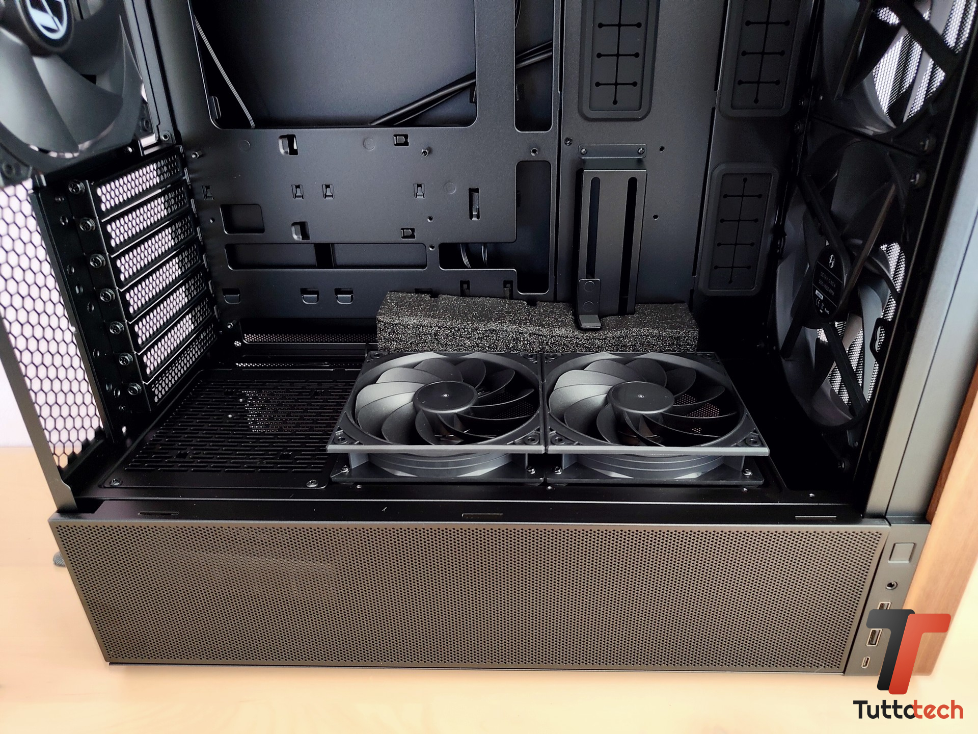 Recensione Lian Li Lancool 217: airflow ottimizzato al meglio e un design che non rinuncia alla praticità 12