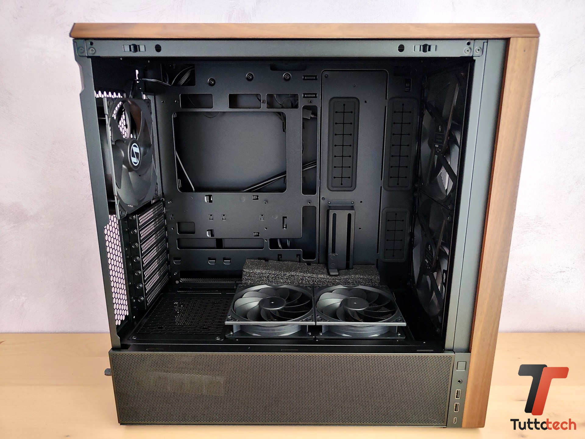 Recensione Lian Li Lancool 217: airflow ottimizzato al meglio e un design che non rinuncia alla praticità 1