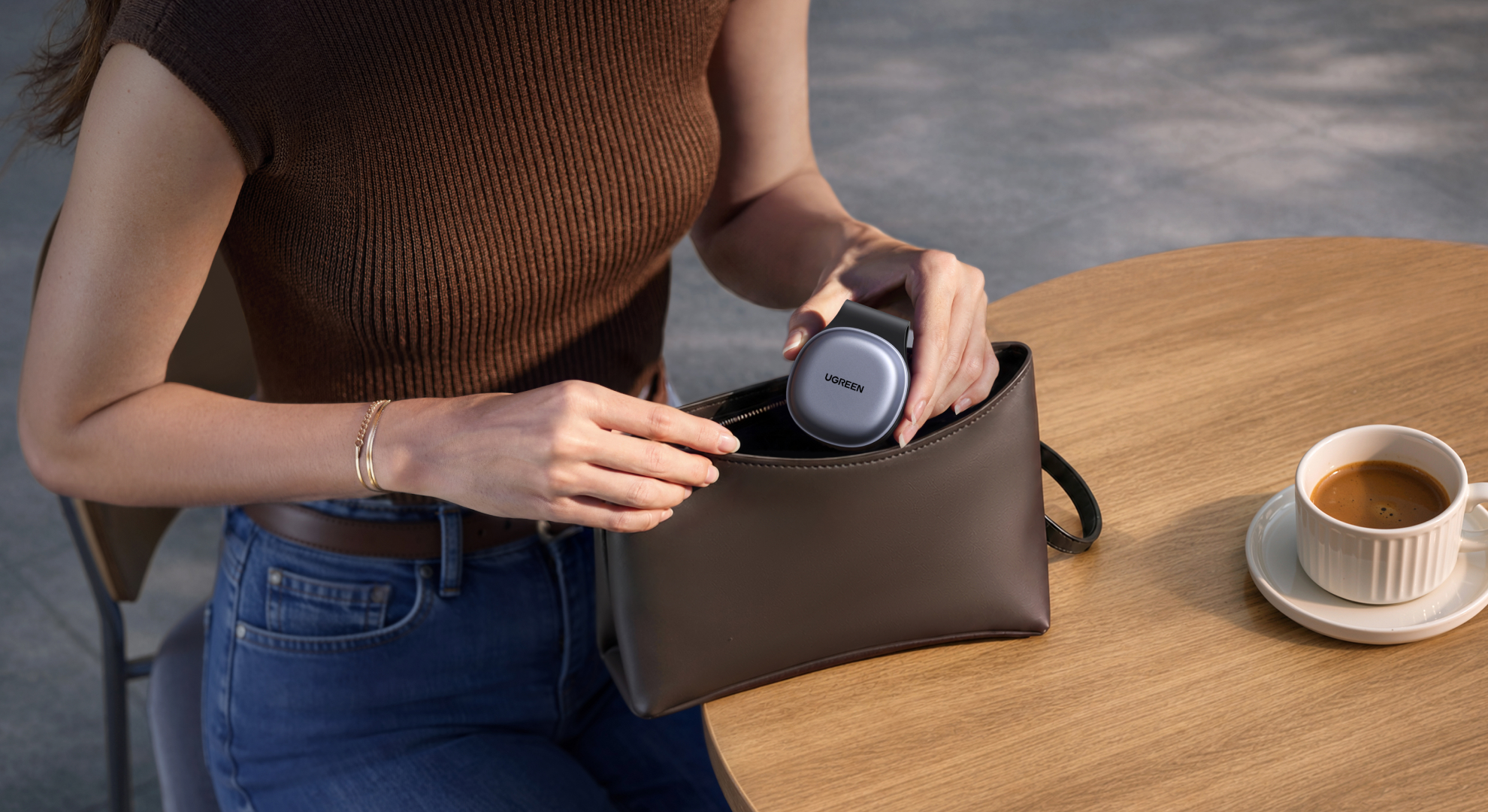 UGREEN MagFlow - Caricabatterie Wireless Magnetico 2-in-1 25 W Lifestyle