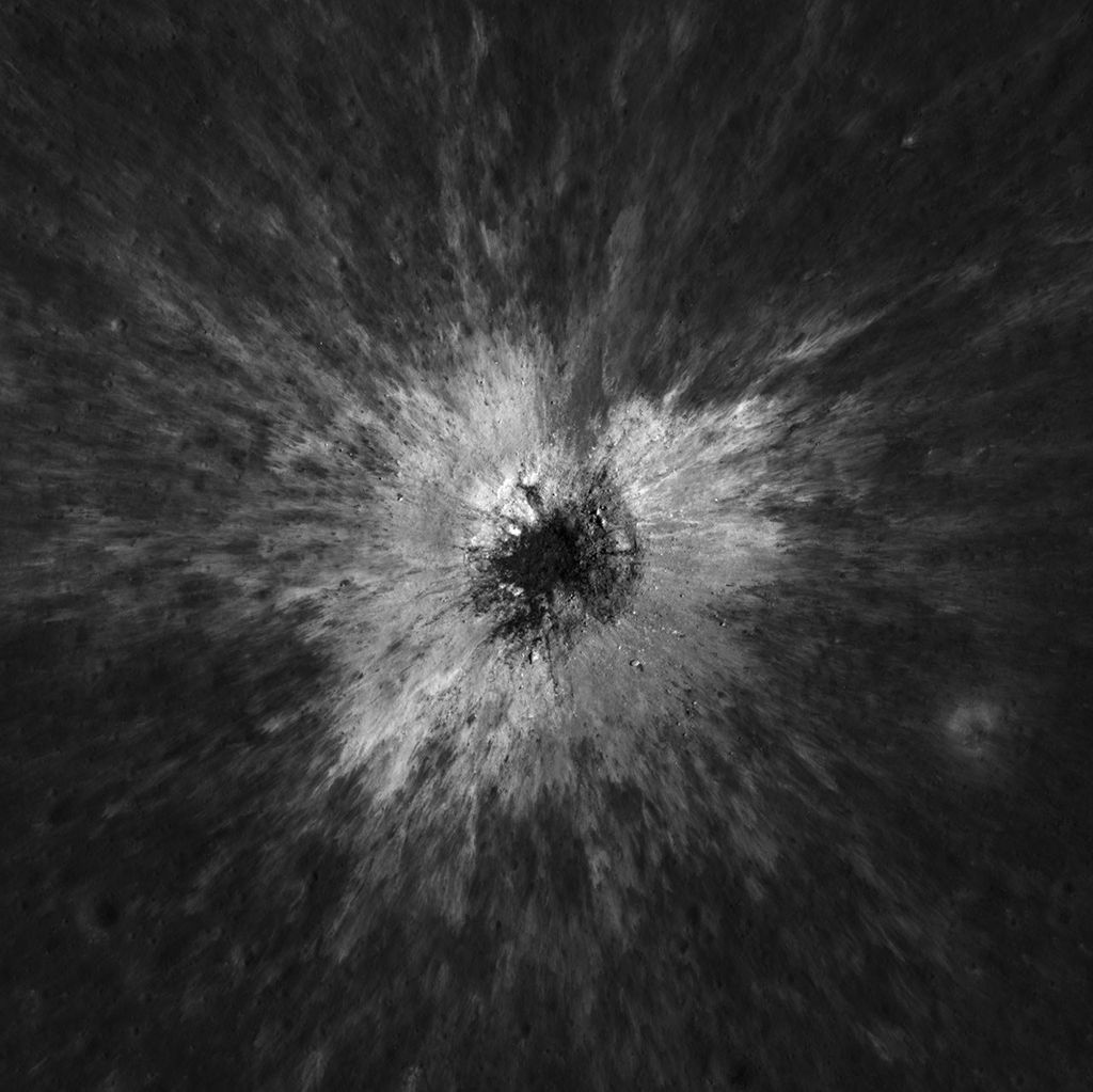 La NASA scopre un nuovo cratere sulla Luna nato da un impatto rarissimo 1