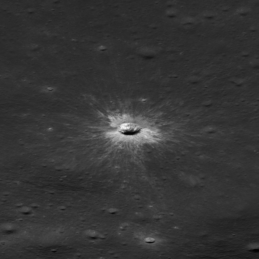 La NASA scopre un nuovo cratere sulla Luna nato da un impatto rarissimo 2