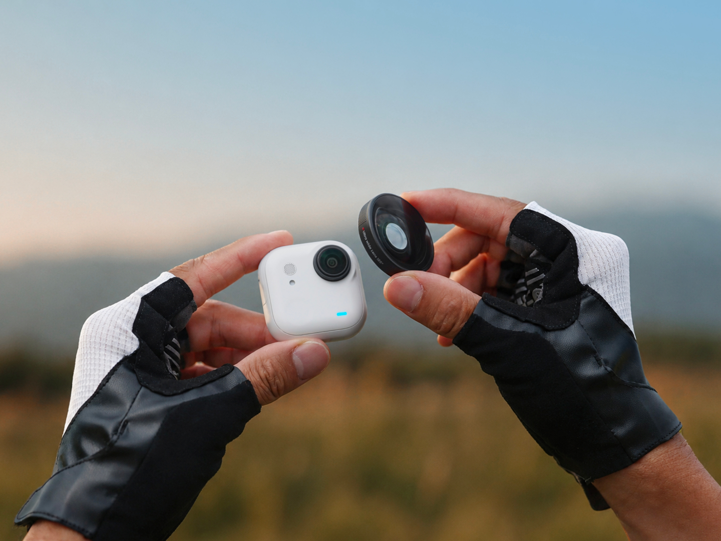 Insta360 GO Ultra si veste da pilota: arrivano lenti e supporti pensati per moto e bici 1