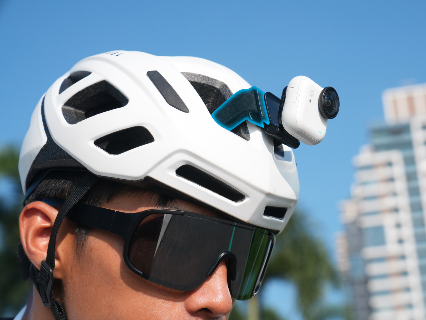 Insta360 GO Ultra si veste da pilota: arrivano lenti e supporti pensati per moto e bici 4
