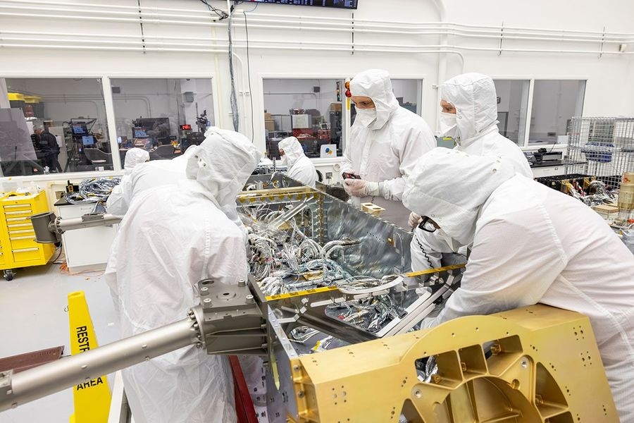 La sonda Dragonfly della NASA si prepara a volare su Titano 1