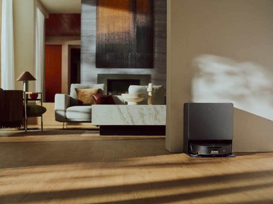 Roborock Saros 20 Flow Complete arriva in Italia a 1.299 euro: 36.000 Pa e rullo lavapavimenti