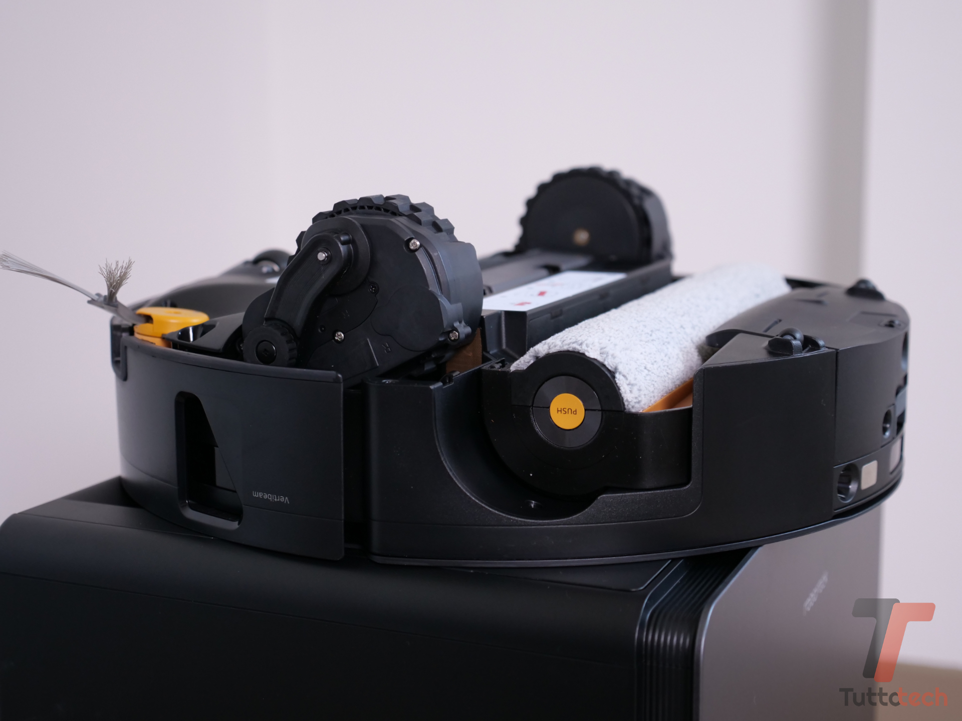 Recensione Roborock Saros 20 Flow: la famiglia si espande, fascia alta con mop a rullo 3