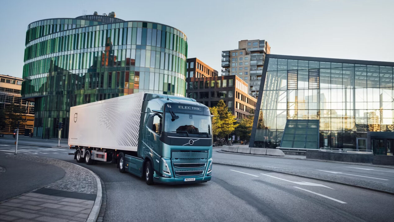 Volvo avvia la produzione in serie dei camion elettrici: 700 km di autonomia