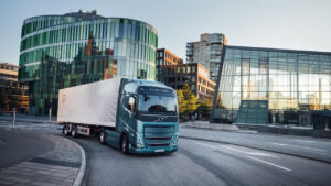 Volvo avvia la produzione in serie dei camion elettrici: 700 km di autonomia 2