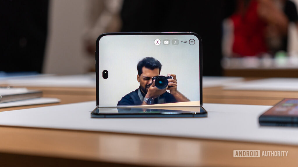 iPhone Duo, schermo incrinato alla piega dopo poche ore: le prime segnalazioni 1