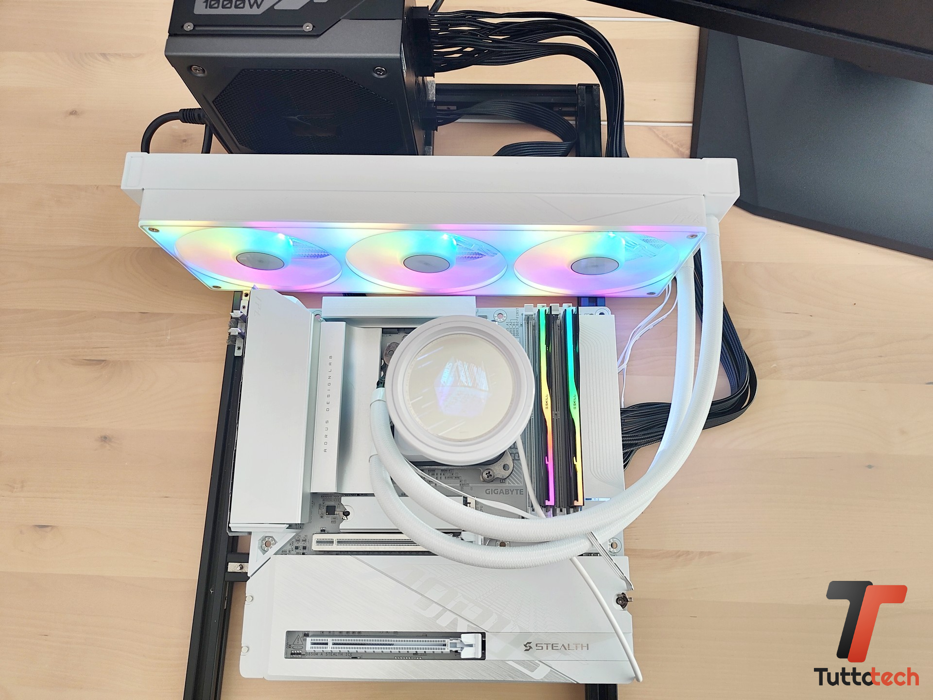 GIGABYTE B850M AORUS STEALTH ICE-tt-1