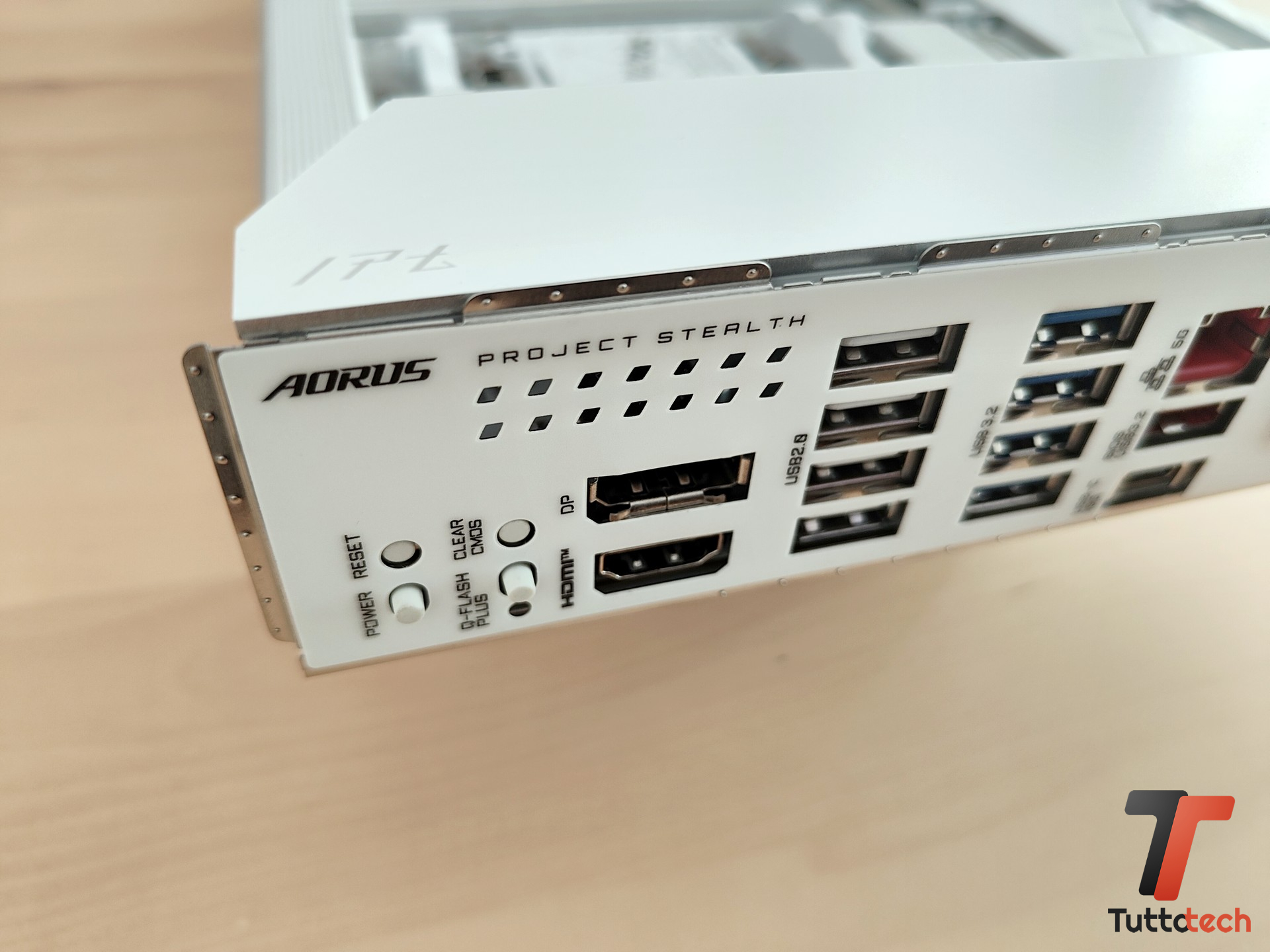 GIGABYTE B850M AORUS STEALTH ICE-tt-15