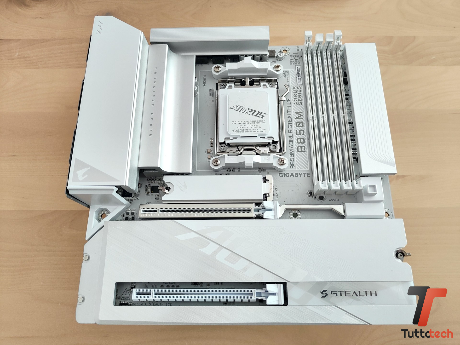 GIGABYTE B850M AORUS STEALTH ICE-tt-2